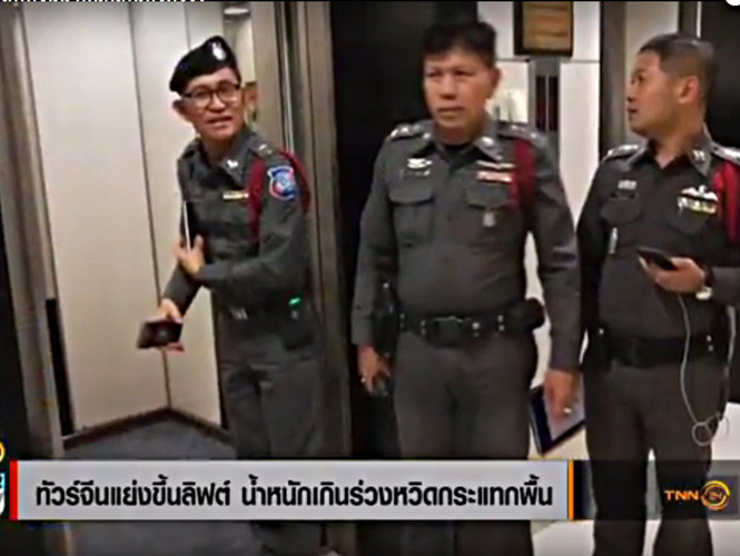 Khách Trung Quốc chen nhau làm thang máy đứt, rơi xuống đất