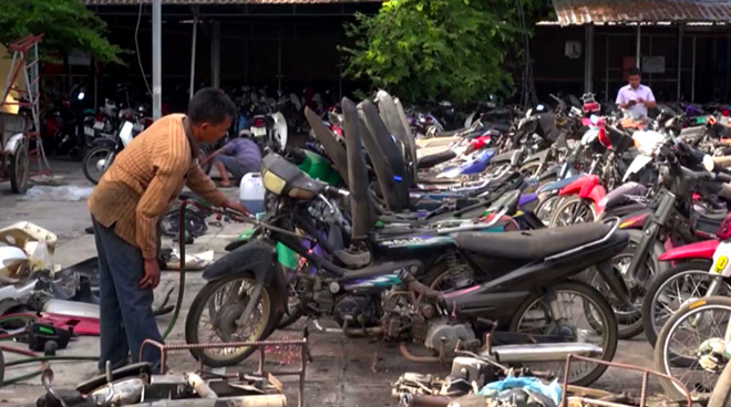 Tiêu hủy gần 100 xe máy hết thời hạn tạm giữ