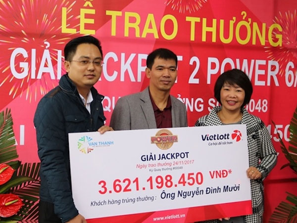 Chàng thợ khóa chia hết tiền cho người thân sau khi nhận jackpot “khủng”