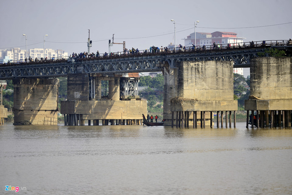 Bộ đội trục vớt quả bom sát chân cầu Long Biên