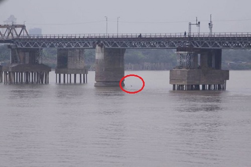 Hà Nội cấm phương tiện qua cầu Long Biên để vớt bom