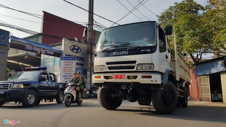 Bộ đội trục vớt quả bom sát chân cầu Long Biên