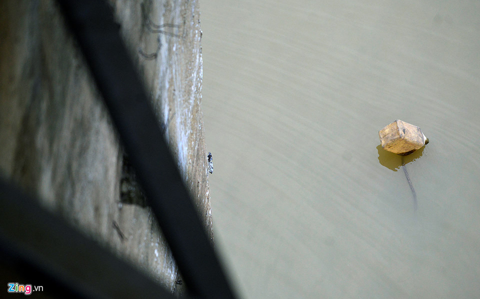 Bộ đội trục vớt quả bom sát chân cầu Long Biên