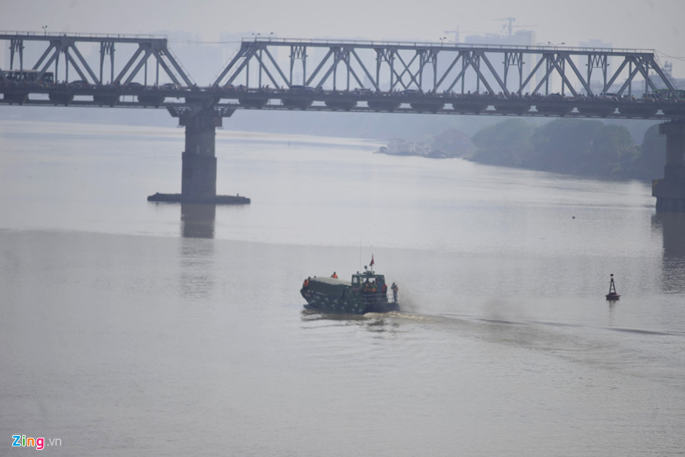 Bộ đội trục vớt quả bom sát chân cầu Long Biên