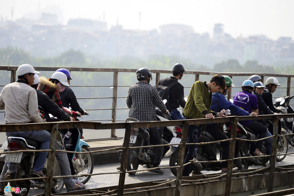 Bộ đội trục vớt quả bom sát chân cầu Long Biên
