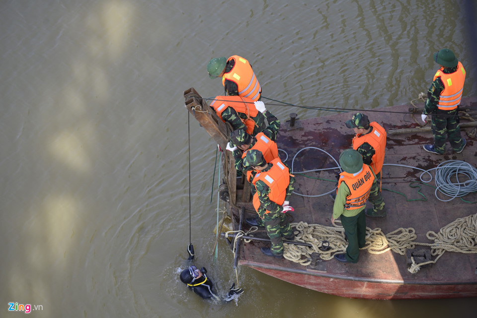 Bộ đội trục vớt quả bom sát chân cầu Long Biên