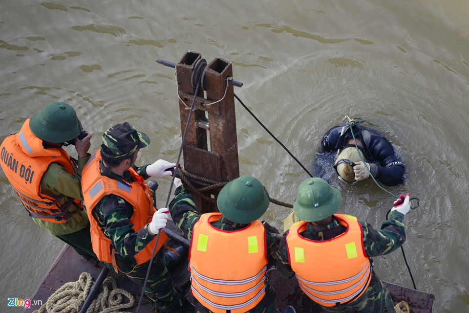 Bộ đội trục vớt quả bom sát chân cầu Long Biên