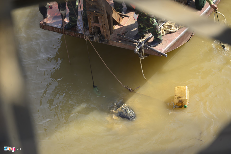 Bộ đội trục vớt quả bom sát chân cầu Long Biên