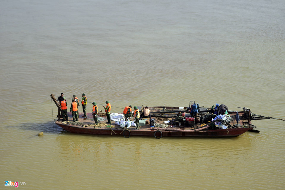 Bộ đội trục vớt quả bom sát chân cầu Long Biên
