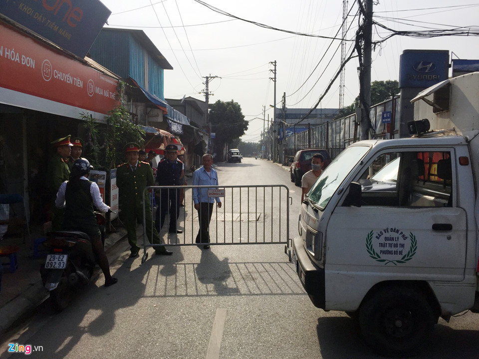 Bộ đội trục vớt quả bom sát chân cầu Long Biên