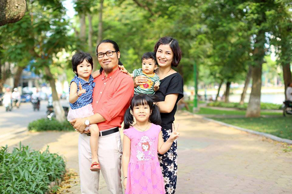 Người vợ đứng sau gánh việc lớn của nghệ sĩ Vượng Râu