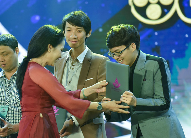 Kaity Nguyễn và Em chưa 18 đoạt Bông sen vàng