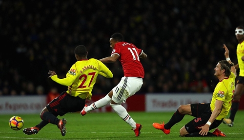 Man Utd thắng nhờ cú đúp của Young và siêu phẩm của Lingard