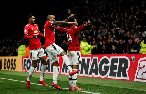 Man Utd thắng nhờ cú đúp của Young và siêu phẩm của Lingard