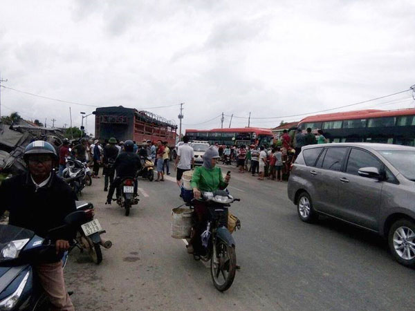 Ô tô khách và xe đầu kéo va chạm kinh hoàng, 2 người nhập viện