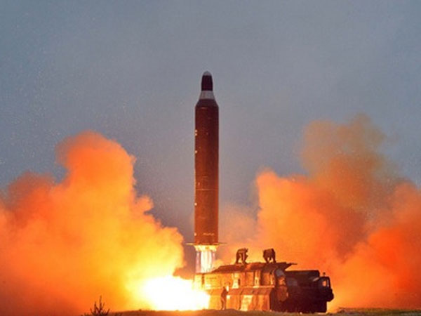 Kim Jong-un đích thân ký lệnh phóng tên lửa đạn đạo