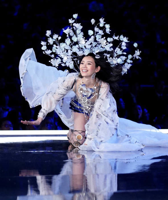 Những con số ấn tượng ở Victorias Secret 2017