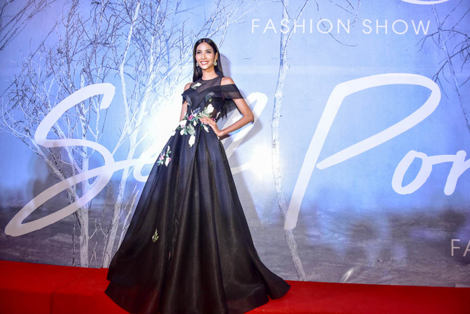 Angela Phương Trinh phối phụ kiện hơn 2 tỷ đồng đi sự kiện