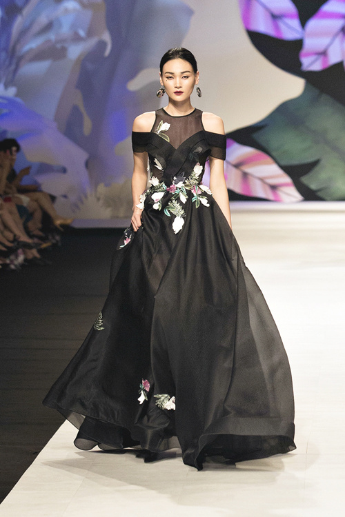 Angela Phương Trinh phối phụ kiện hơn 2 tỷ đồng đi sự kiện