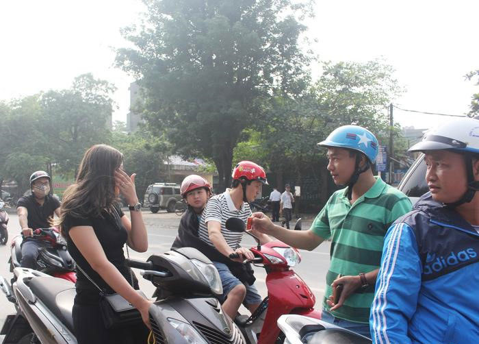 Cảnh sát giao thông hóa trang bắt lỗi không đội mũ bảo hiểm