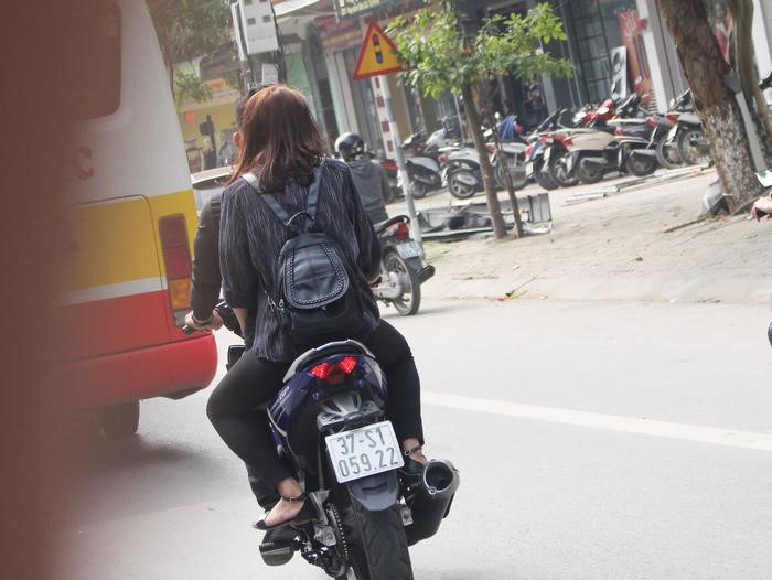 Cảnh sát giao thông hóa trang bắt lỗi không đội mũ bảo hiểm