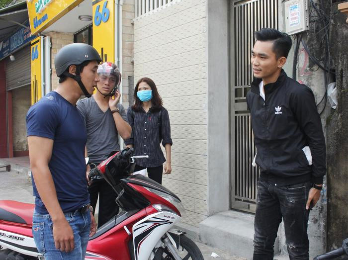 Cảnh sát giao thông hóa trang bắt lỗi không đội mũ bảo hiểm