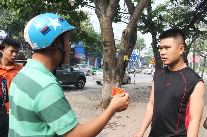 Cảnh sát giao thông hóa trang bắt lỗi không đội mũ bảo hiểm