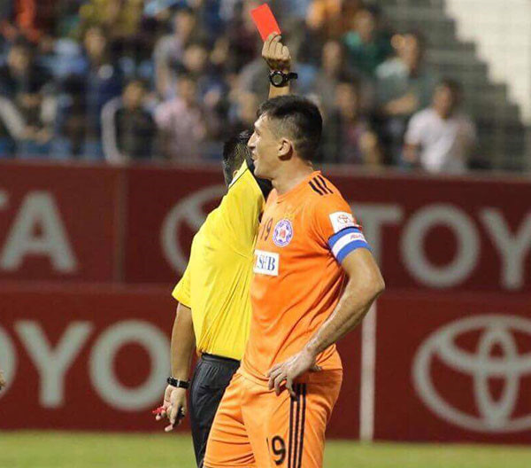 Chơi hơn 2 người, CLB Quảng Nam trở lại ngôi đầu khi thắng Đà Nẵng 2-0