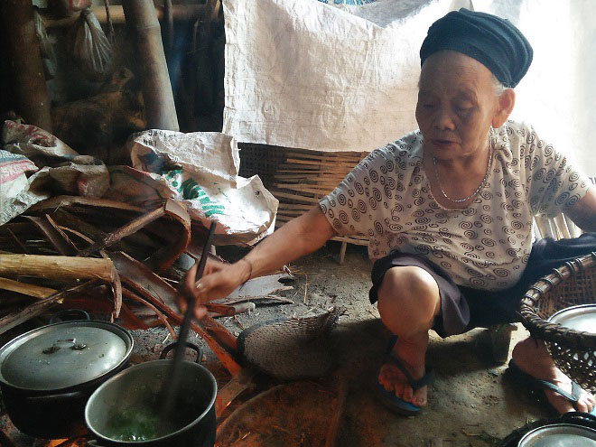 Kỳ lạ: Con trai tâm thần lên cơn, mẹ già hát ru là ngừng đập phá