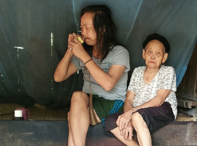 Kỳ lạ: Con trai tâm thần lên cơn, mẹ già hát ru là ngừng đập phá