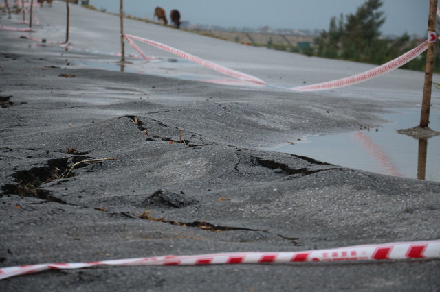 Con đường “tan hoang” sau bão: Đề nghị kiểm tra lại chất lượng công trình