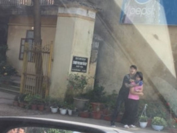 Giây phút kinh hoàng chứng kiến kẻ khống chế cô gái trẻ tại Thường Tín