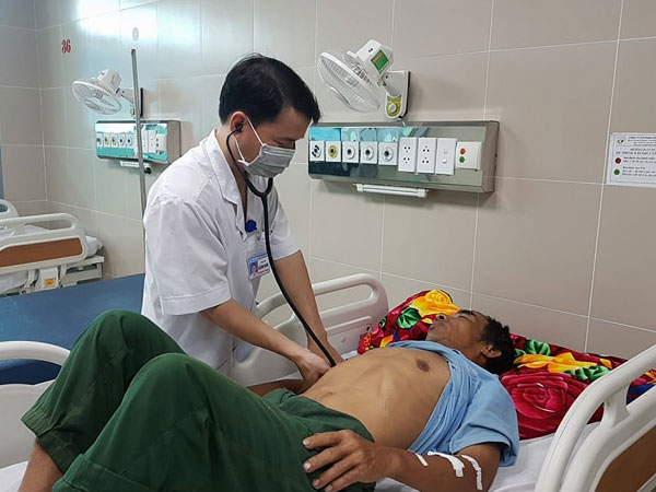 Thái Bình: Đang uống rượu, 7 người gục tại bàn