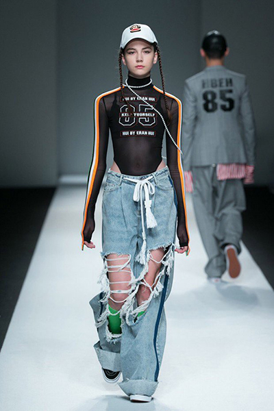 Người mẫu Nga 14 tuổi chết trong show diễn dài 13 giờ