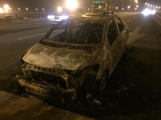 Ôtô 4 chỗ cháy trơ khung trên cầu Thanh Trì