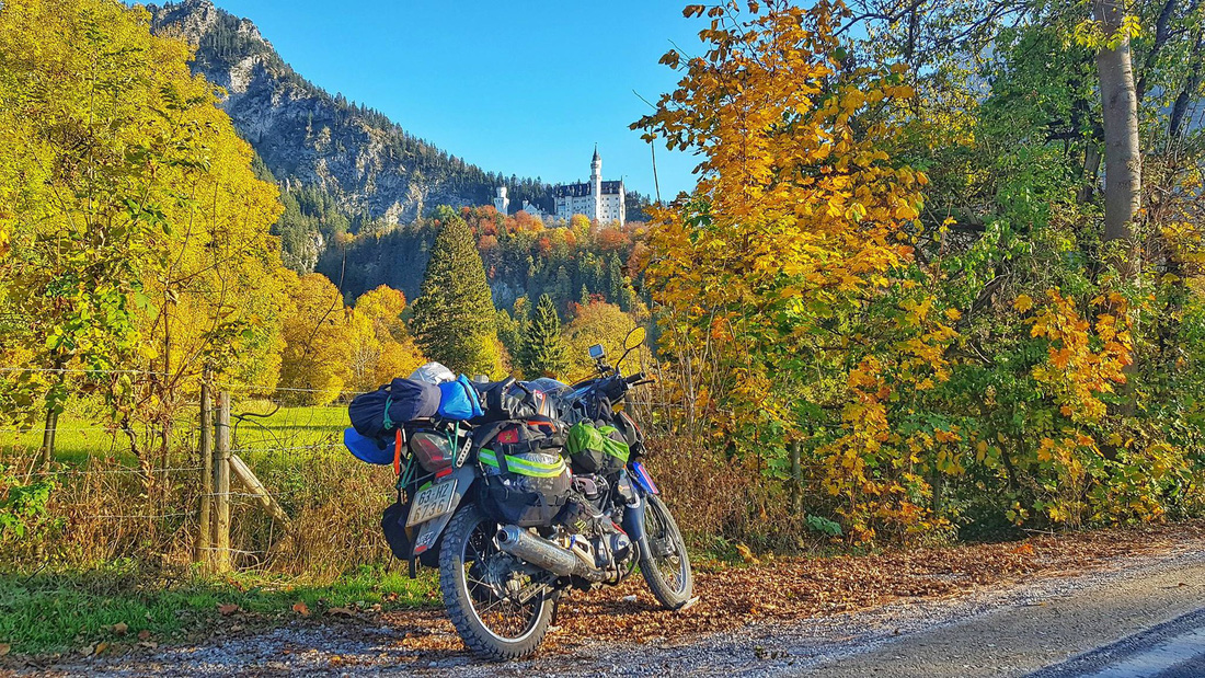 Chàng trai Tiền Giang đi xe máy từ Việt Nam đến Pháp