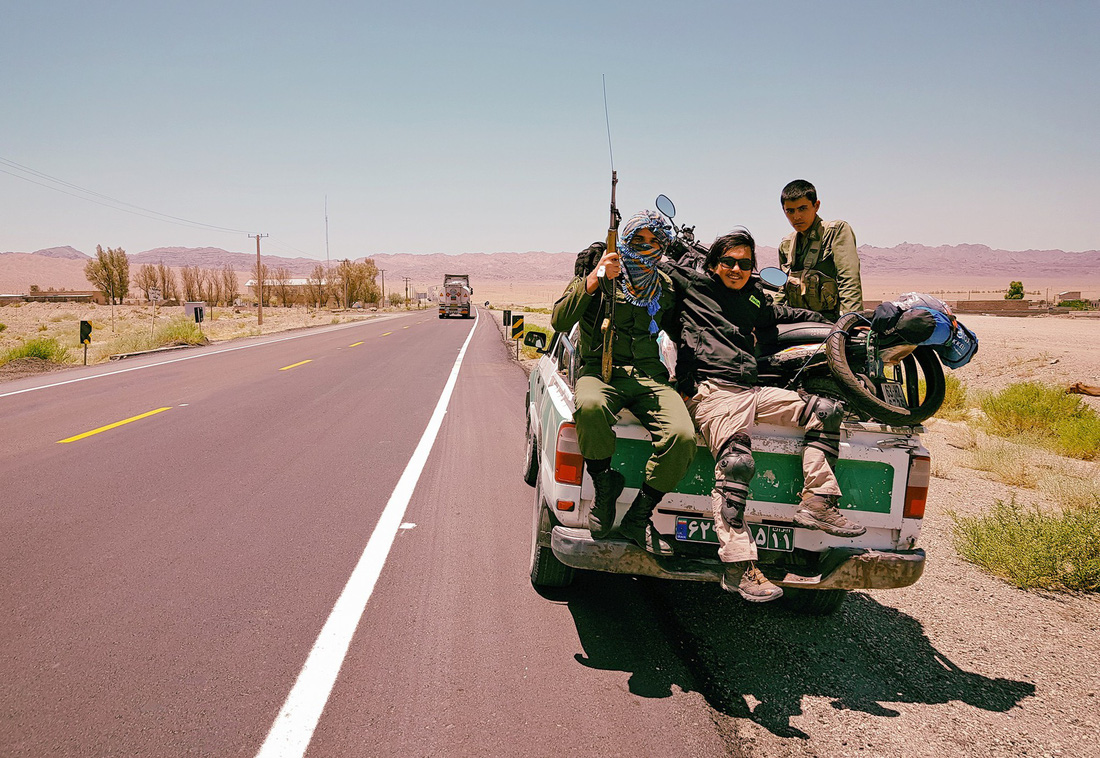 Chàng trai Tiền Giang đi xe máy từ Việt Nam đến Pháp