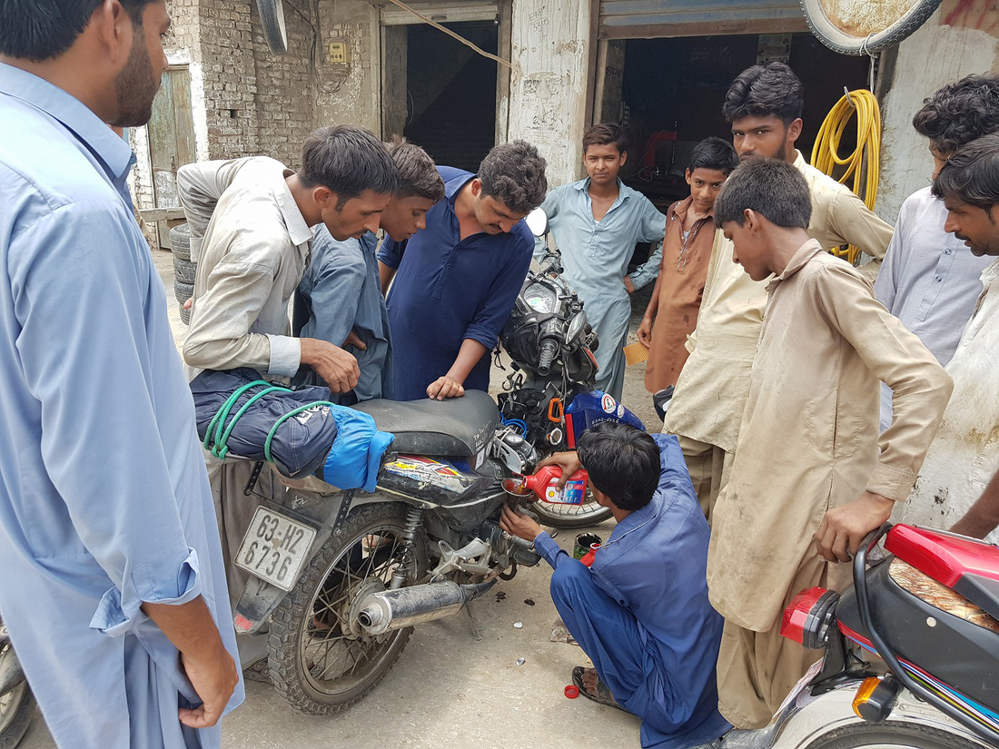 Chàng trai Tiền Giang đi xe máy từ Việt Nam đến Pháp