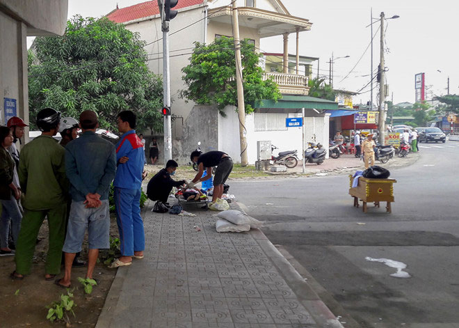 Hai bố con đi thăm người thân bị xe tải cán tử vong