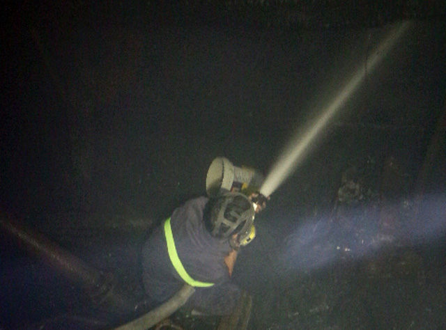 Tàu cá bốc cháy tại cảng, hàng chục tàu bị đe dọa