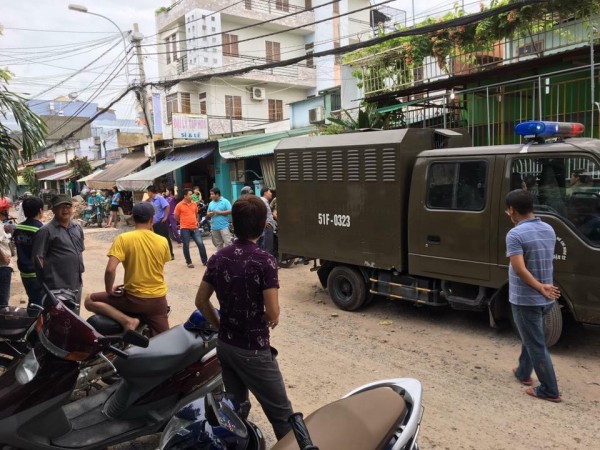 Dân mạng sục sôi clip bảo mẫu hành hạ trẻ em như đấu võ tại Sài Gòn bị áp tải lên xe thùng