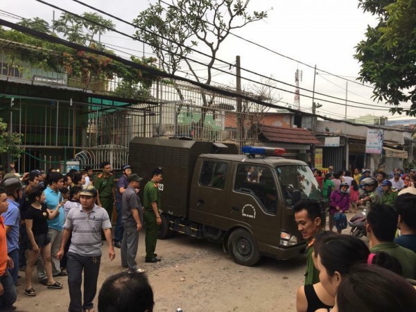 Dân mạng sục sôi clip bảo mẫu hành hạ trẻ em như đấu võ tại Sài Gòn bị áp tải lên xe thùng