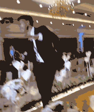 Bất ngờ với danh tính cô dâu xinh đẹp hát trong đám cưới gây sốt mạng xã hội Việt