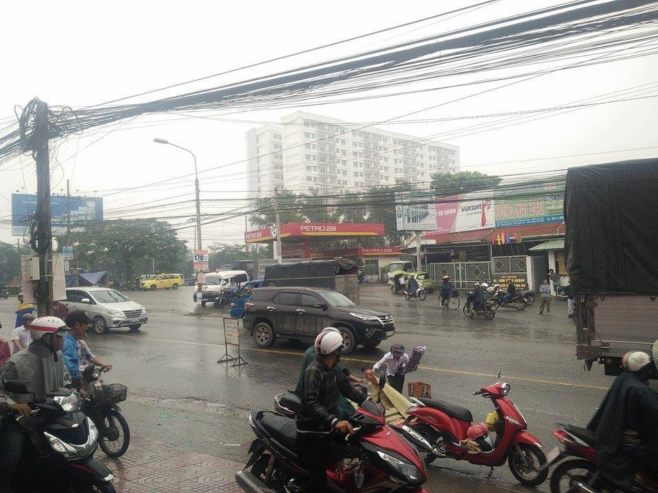 Ngã xe vì trời mưa, cô gái trẻ tử vong tại chỗ dưới gầm xe tải