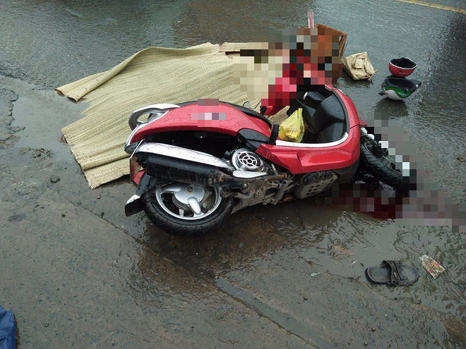 Ngã xe vì trời mưa, cô gái trẻ tử vong tại chỗ dưới gầm xe tải