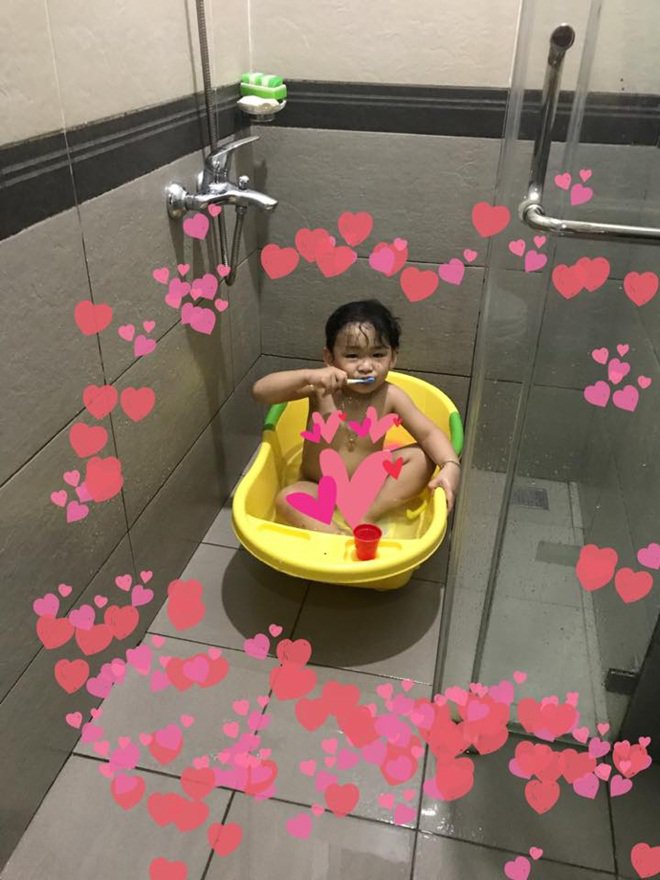 Nhà cháy giữa đêm, Hoa hậu Diễm Hương mặc đồ ngủ, ôm tiền bạc chạy thoát thân