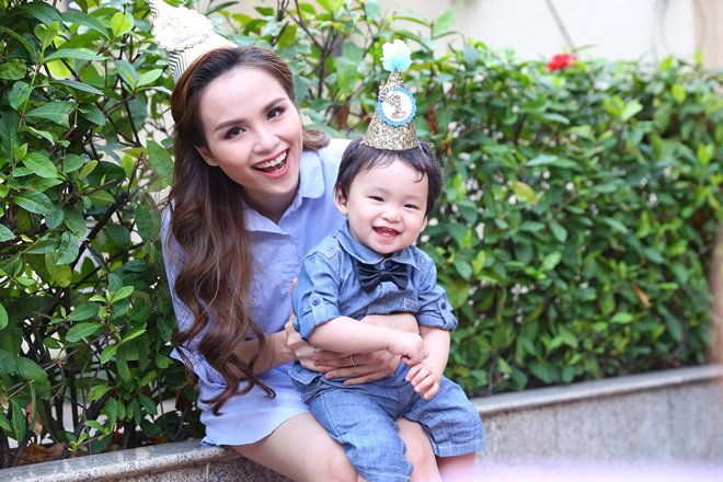 Nhà cháy giữa đêm, Hoa hậu Diễm Hương mặc đồ ngủ, ôm tiền bạc chạy thoát thân