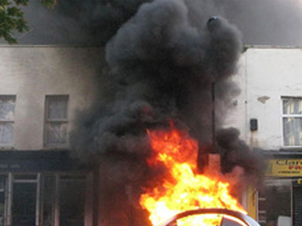 Teen đốt quán trà sữa sau khi ăn trộm