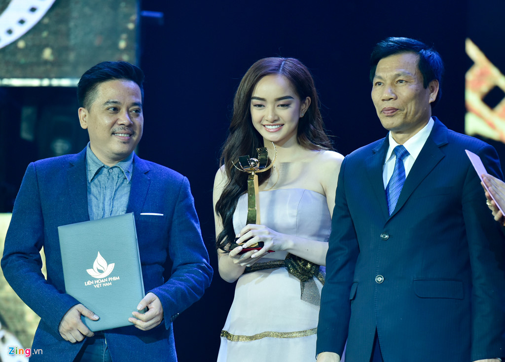 Giải Bông sen vàng: ‘Em chưa 18’ và những điều gây khó hiểu