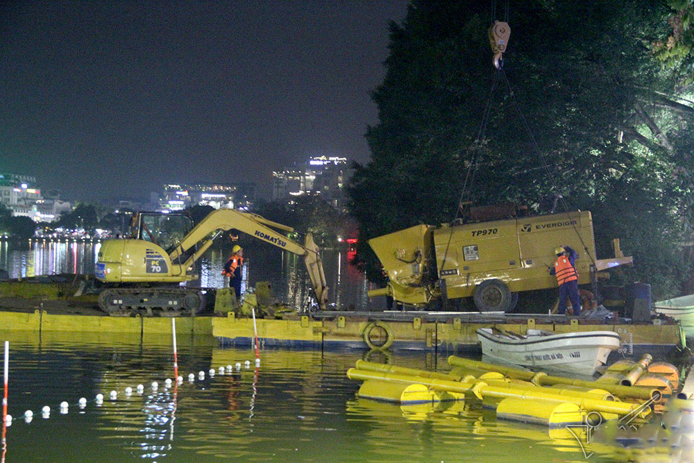200 công nhân trắng đêm nạo vét hồ Hoàn Kiếm